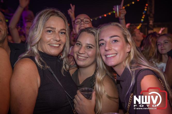 Een zee van muziek en gezelligheid tijdens het Mega Piraten Festijn in Oldebroek. - &copy; NWVFoto.nl