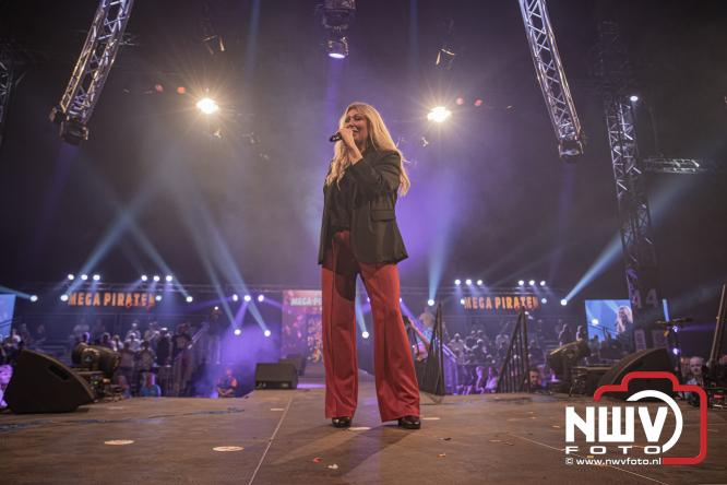Een zee van muziek en gezelligheid tijdens het Mega Piraten Festijn in Oldebroek. - &copy; NWVFoto.nl