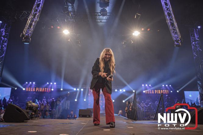 Een zee van muziek en gezelligheid tijdens het Mega Piraten Festijn in Oldebroek. - &copy; NWVFoto.nl