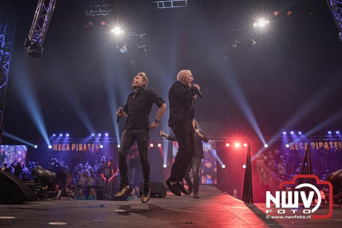 Een zee van muziek en gezelligheid tijdens het Mega Piraten Festijn in Oldebroek. - &copy; NWVFoto.nl