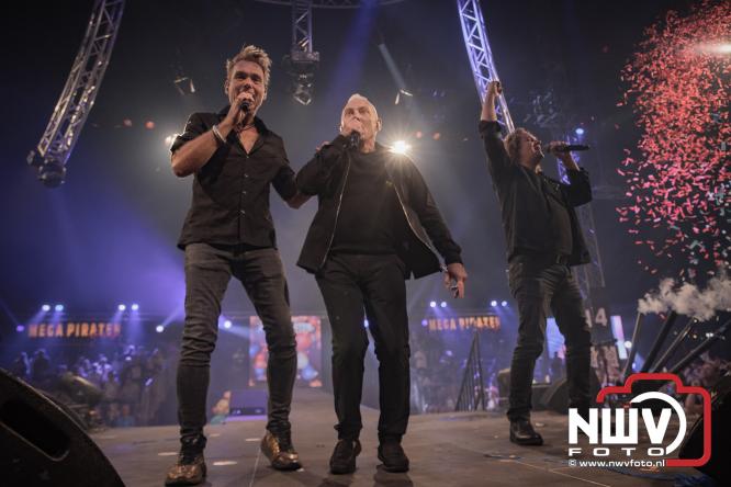 Een zee van muziek en gezelligheid tijdens het Mega Piraten Festijn in Oldebroek. - &copy; NWVFoto.nl