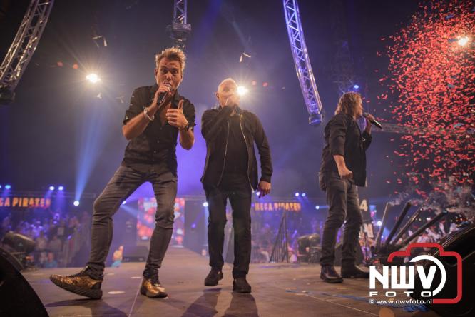 Een zee van muziek en gezelligheid tijdens het Mega Piraten Festijn in Oldebroek. - &copy; NWVFoto.nl