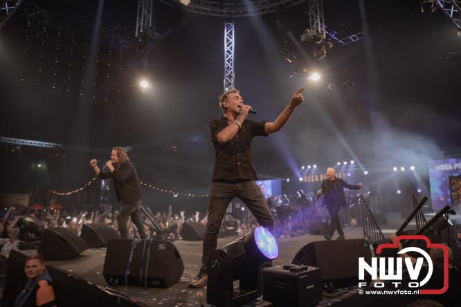 Een zee van muziek en gezelligheid tijdens het Mega Piraten Festijn in Oldebroek. - &copy; NWVFoto.nl