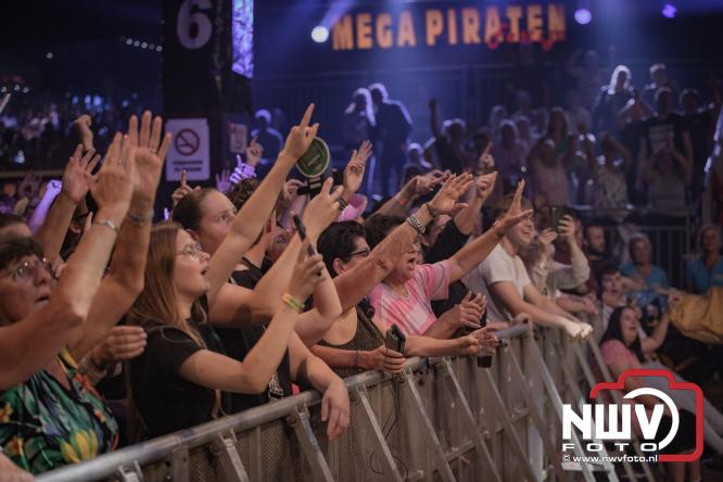 Een zee van muziek en gezelligheid tijdens het Mega Piraten Festijn in Oldebroek. - &copy; NWVFoto.nl