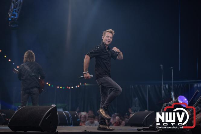 Een zee van muziek en gezelligheid tijdens het Mega Piraten Festijn in Oldebroek. - &copy; NWVFoto.nl