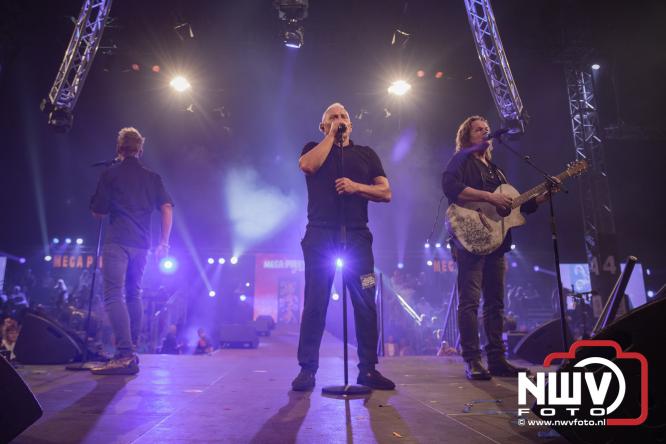 Een zee van muziek en gezelligheid tijdens het Mega Piraten Festijn in Oldebroek. - &copy; NWVFoto.nl