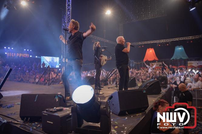 Een zee van muziek en gezelligheid tijdens het Mega Piraten Festijn in Oldebroek. - &copy; NWVFoto.nl