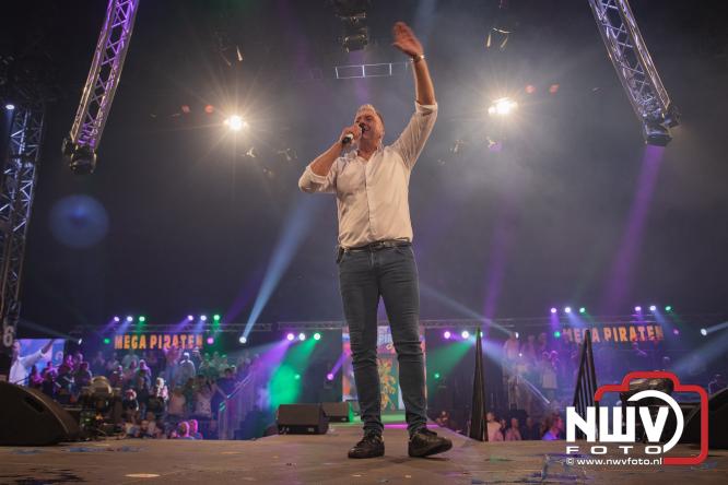 Een zee van muziek en gezelligheid tijdens het Mega Piraten Festijn in Oldebroek. - &copy; NWVFoto.nl