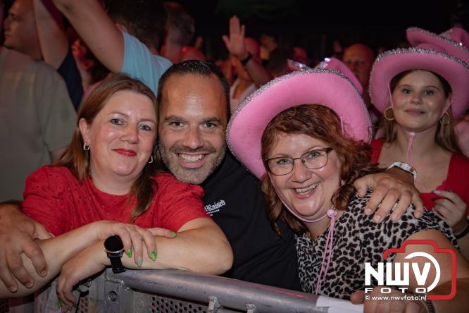 Een zee van muziek en gezelligheid tijdens het Mega Piraten Festijn in Oldebroek. - &copy; NWVFoto.nl