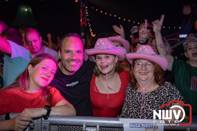 Een zee van muziek en gezelligheid tijdens het Mega Piraten Festijn in Oldebroek. - &copy; NWVFoto.nl