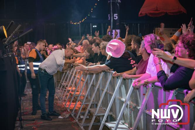 Een zee van muziek en gezelligheid tijdens het Mega Piraten Festijn in Oldebroek. - &copy; NWVFoto.nl