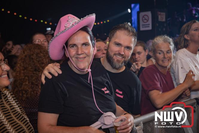 Een zee van muziek en gezelligheid tijdens het Mega Piraten Festijn in Oldebroek. - &copy; NWVFoto.nl