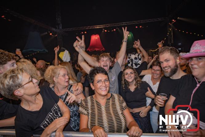 Een zee van muziek en gezelligheid tijdens het Mega Piraten Festijn in Oldebroek. - &copy; NWVFoto.nl