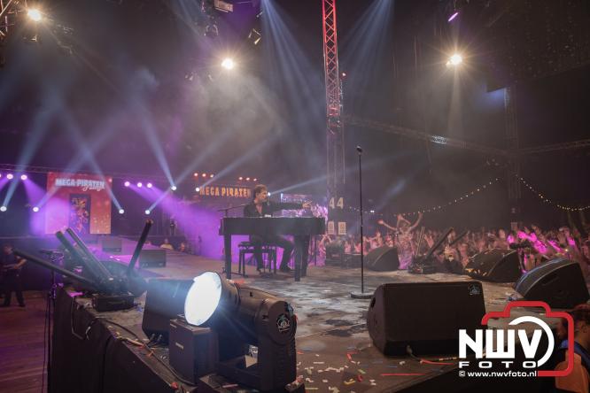 Een zee van muziek en gezelligheid tijdens het Mega Piraten Festijn in Oldebroek. - &copy; NWVFoto.nl