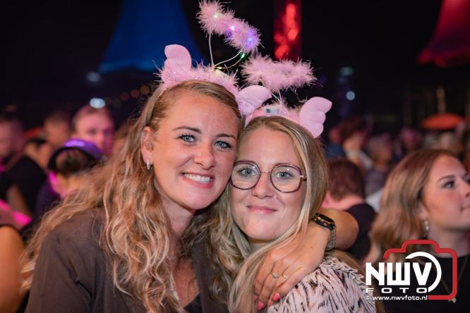 Een zee van muziek en gezelligheid tijdens het Mega Piraten Festijn in Oldebroek. - &copy; NWVFoto.nl