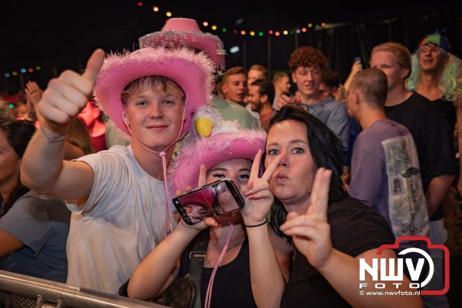 Een zee van muziek en gezelligheid tijdens het Mega Piraten Festijn in Oldebroek. - &copy; NWVFoto.nl