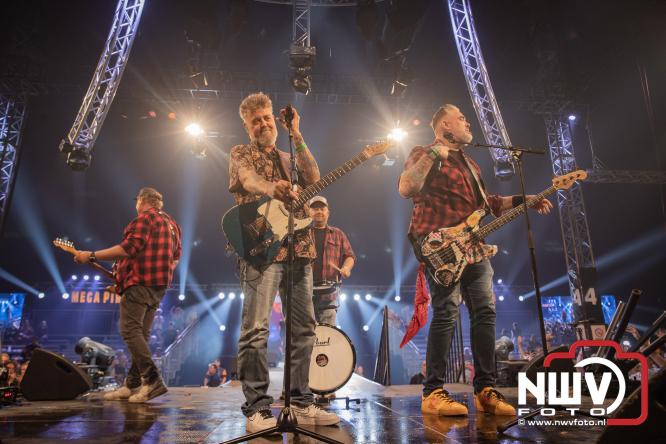 Een zee van muziek en gezelligheid tijdens het Mega Piraten Festijn in Oldebroek. - &copy; NWVFoto.nl