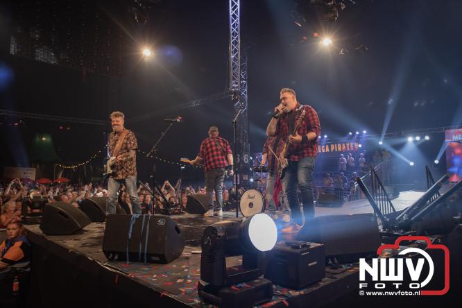 Een zee van muziek en gezelligheid tijdens het Mega Piraten Festijn in Oldebroek. - &copy; NWVFoto.nl