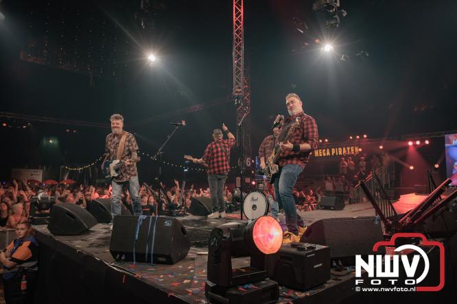 Een zee van muziek en gezelligheid tijdens het Mega Piraten Festijn in Oldebroek. - &copy; NWVFoto.nl