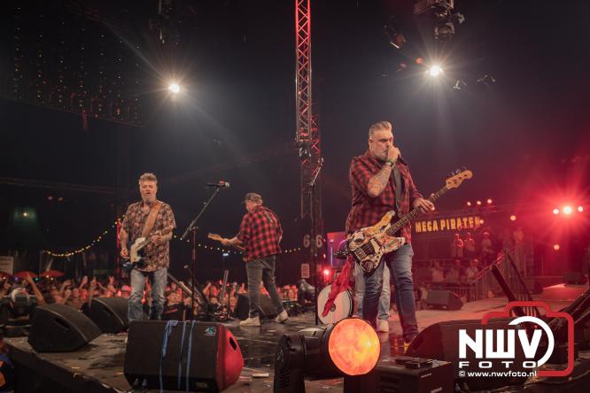 Een zee van muziek en gezelligheid tijdens het Mega Piraten Festijn in Oldebroek. - &copy; NWVFoto.nl