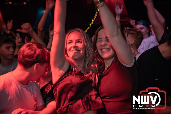 Een zee van muziek en gezelligheid tijdens het Mega Piraten Festijn in Oldebroek. - &copy; NWVFoto.nl