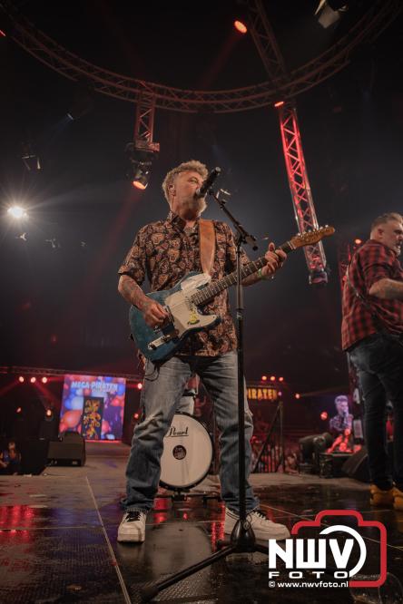 Een zee van muziek en gezelligheid tijdens het Mega Piraten Festijn in Oldebroek. - &copy; NWVFoto.nl