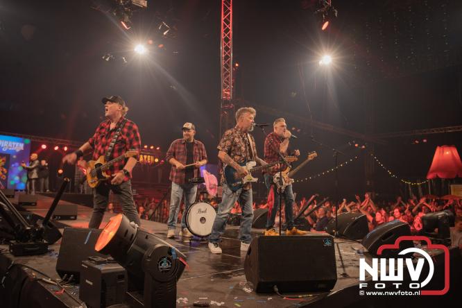 Een zee van muziek en gezelligheid tijdens het Mega Piraten Festijn in Oldebroek. - &copy; NWVFoto.nl