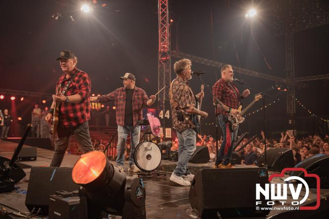 Een zee van muziek en gezelligheid tijdens het Mega Piraten Festijn in Oldebroek. - &copy; NWVFoto.nl