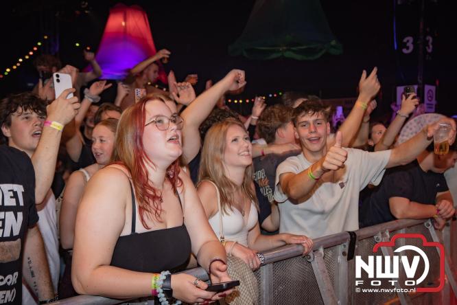 Een zee van muziek en gezelligheid tijdens het Mega Piraten Festijn in Oldebroek. - &copy; NWVFoto.nl