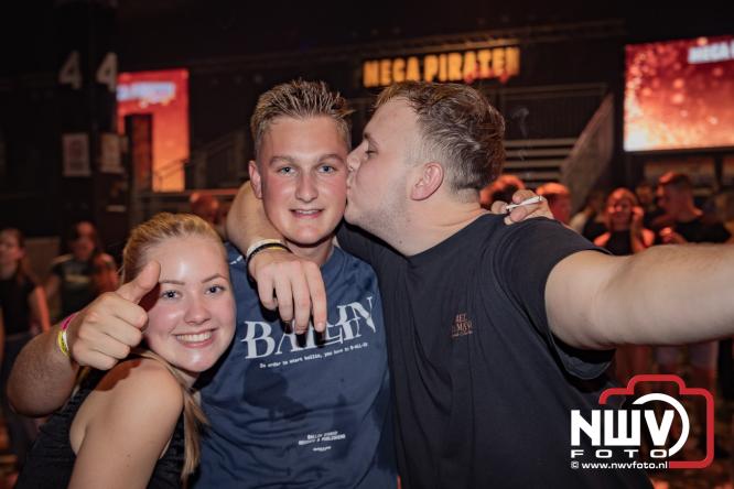 Een zee van muziek en gezelligheid tijdens het Mega Piraten Festijn in Oldebroek. - &copy; NWVFoto.nl