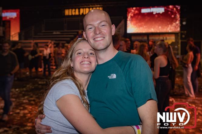 Een zee van muziek en gezelligheid tijdens het Mega Piraten Festijn in Oldebroek. - &copy; NWVFoto.nl
