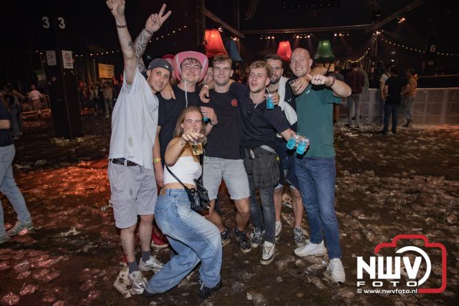 Een zee van muziek en gezelligheid tijdens het Mega Piraten Festijn in Oldebroek. - &copy; NWVFoto.nl