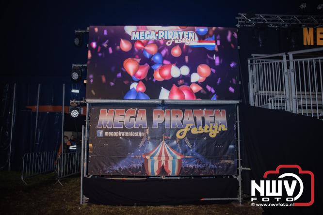 Een zee van muziek en gezelligheid tijdens het Mega Piraten Festijn in Oldebroek. - &copy; NWVFoto.nl
