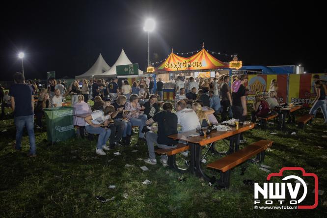 Een zee van muziek en gezelligheid tijdens het Mega Piraten Festijn in Oldebroek. - &copy; NWVFoto.nl
