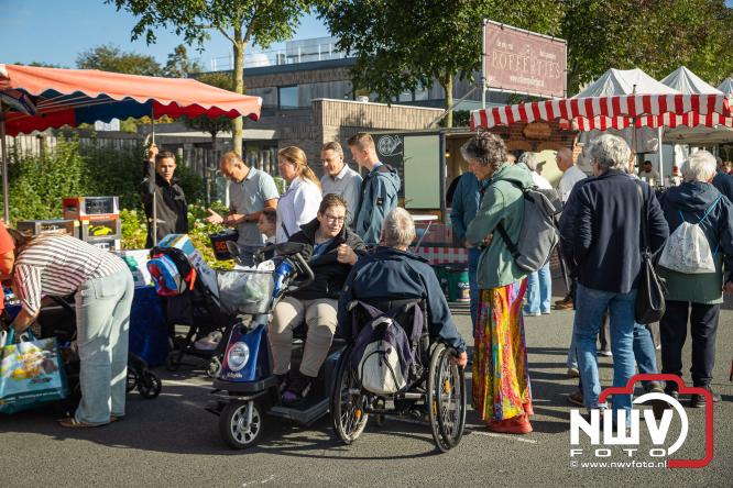 Traditie en gezelligheid komen samen tijdens de Schapenmarkt in Oldebroek. - &copy; NWVFoto.nl