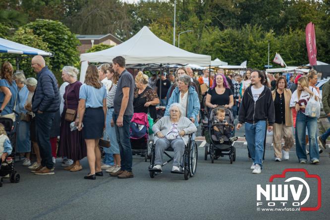 Traditie en gezelligheid komen samen tijdens de Schapenmarkt in Oldebroek. - &copy; NWVFoto.nl