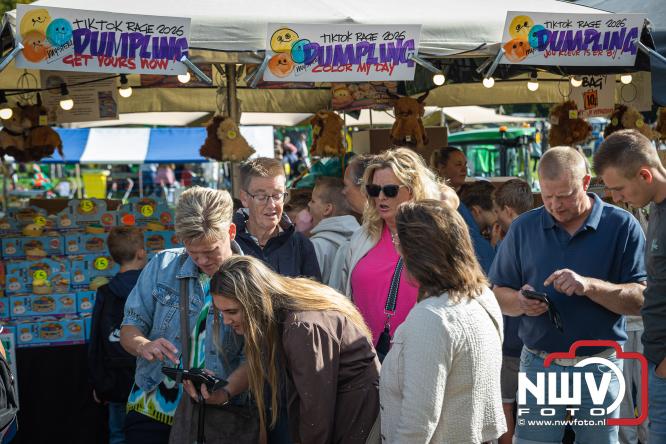 Traditie en gezelligheid komen samen tijdens de Schapenmarkt in Oldebroek. - &copy; NWVFoto.nl