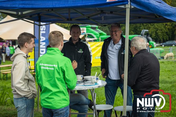 Traditie en gezelligheid komen samen tijdens de Schapenmarkt in Oldebroek. - &copy; NWVFoto.nl