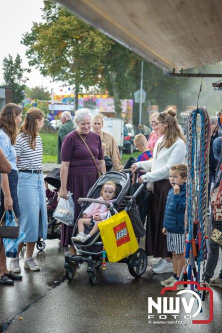 Traditie en gezelligheid komen samen tijdens de Schapenmarkt in Oldebroek. - &copy; NWVFoto.nl