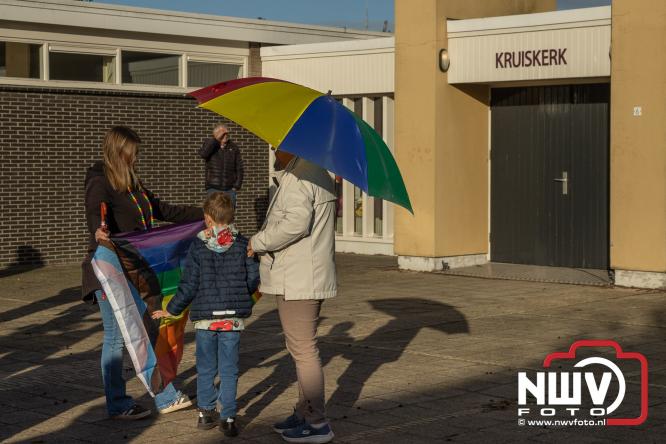 Onder veel media belangstelling is zaterdagmorgen de regenboogvlag bij de Kruiskerk in Wezep gehesen.  - &copy; NWVFoto.nl