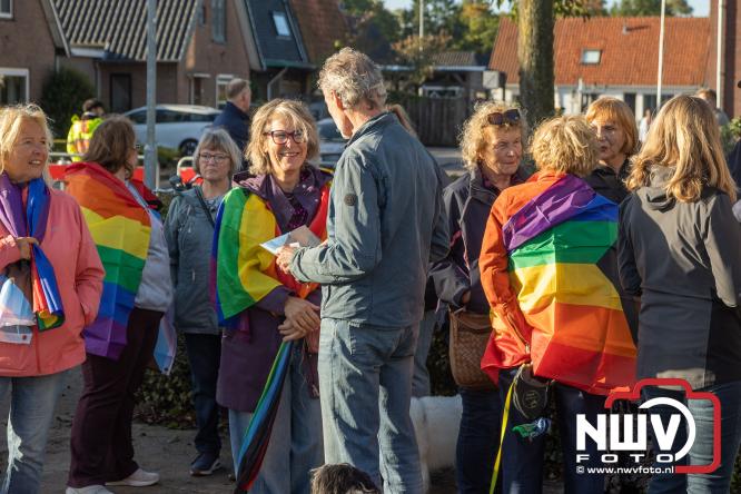 Onder veel media belangstelling is zaterdagmorgen de regenboogvlag bij de Kruiskerk in Wezep gehesen.  - &copy; NWVFoto.nl