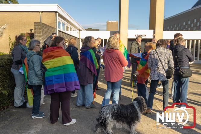 Onder veel media belangstelling is zaterdagmorgen de regenboogvlag bij de Kruiskerk in Wezep gehesen.  - &copy; NWVFoto.nl