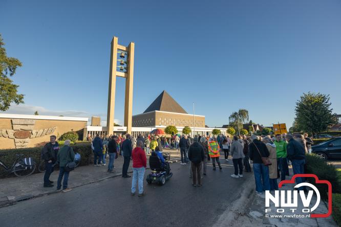 Onder veel media belangstelling is zaterdagmorgen de regenboogvlag bij de Kruiskerk in Wezep gehesen.  - &copy; NWVFoto.nl