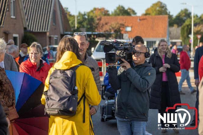 Onder veel media belangstelling is zaterdagmorgen de regenboogvlag bij de Kruiskerk in Wezep gehesen.  - &copy; NWVFoto.nl