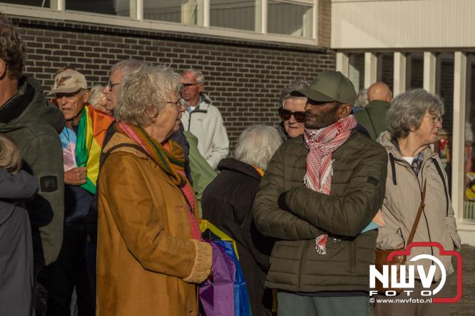 Onder veel media belangstelling is zaterdagmorgen de regenboogvlag bij de Kruiskerk in Wezep gehesen.  - &copy; NWVFoto.nl