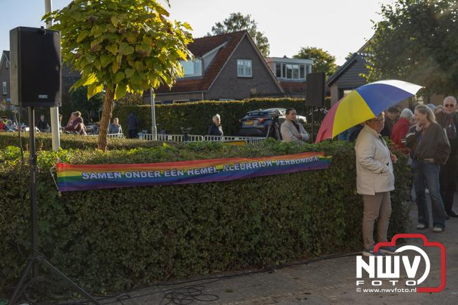 Onder veel media belangstelling is zaterdagmorgen de regenboogvlag bij de Kruiskerk in Wezep gehesen.  - &copy; NWVFoto.nl