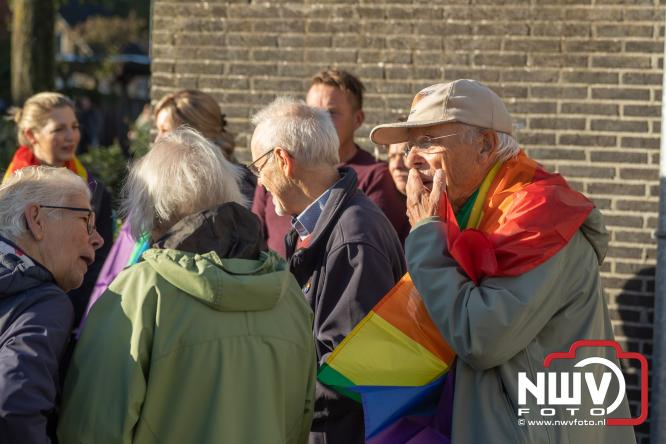 Onder veel media belangstelling is zaterdagmorgen de regenboogvlag bij de Kruiskerk in Wezep gehesen.  - &copy; NWVFoto.nl