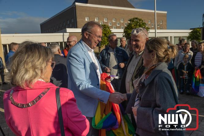 Onder veel media belangstelling is zaterdagmorgen de regenboogvlag bij de Kruiskerk in Wezep gehesen.  - &copy; NWVFoto.nl