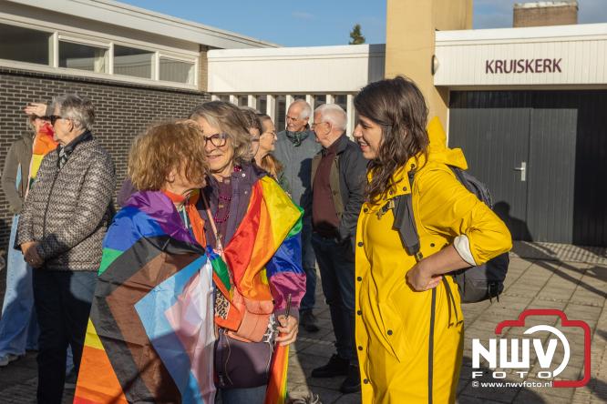 Onder veel media belangstelling is zaterdagmorgen de regenboogvlag bij de Kruiskerk in Wezep gehesen.  - &copy; NWVFoto.nl