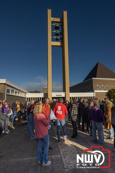 Onder veel media belangstelling is zaterdagmorgen de regenboogvlag bij de Kruiskerk in Wezep gehesen.  - &copy; NWVFoto.nl